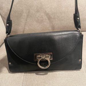 Salvatore Ferragamo Shoulder Bag AU-21/4406 (Black)